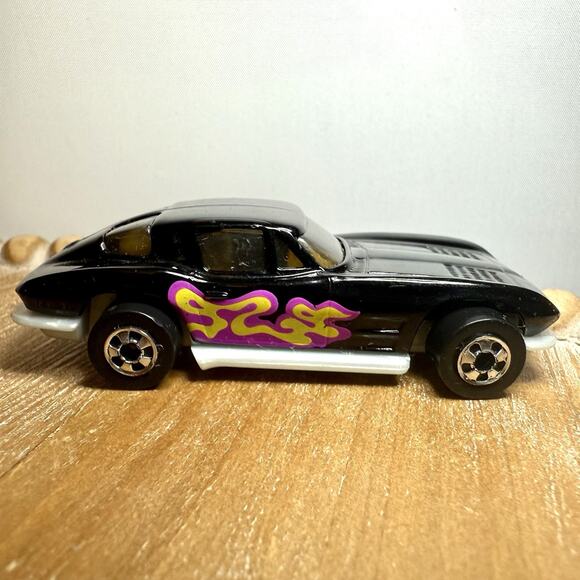 Hot Wheels Vintage Lot of 3 – Ford Oldie But Goodie, Bone Shaker Style, Corvette - Picture 7 of 11